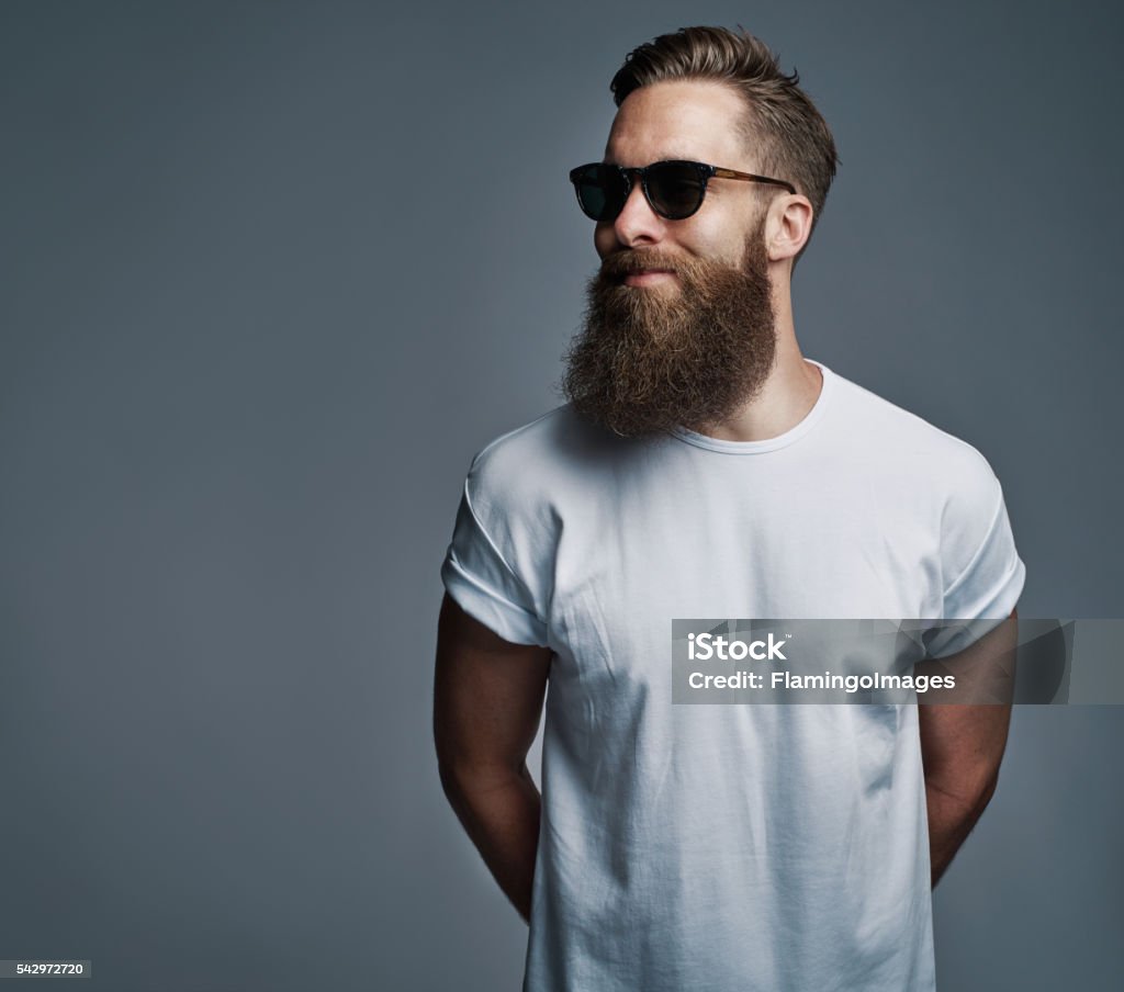 Beau homme barbu avec des lunettes de soleil regardant par-dessus - Photo de Hommes libre de droits