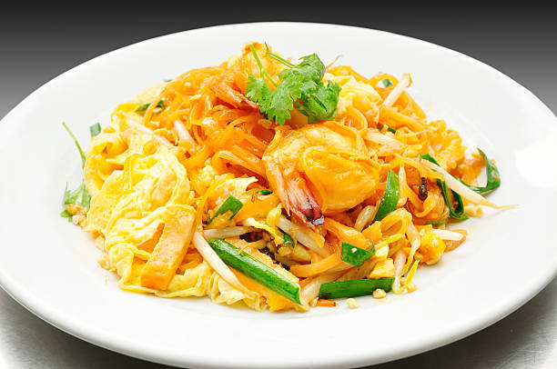 pad thai con gamberi freschi - thailand thai culture thai cuisine pad thai foto e immagini stock