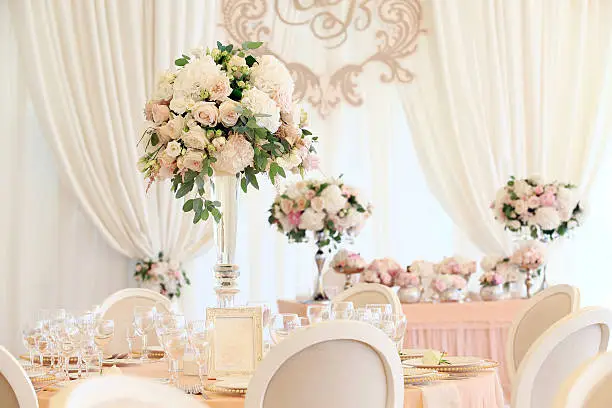 Floral decorations in delicate colors at the wedding banquet