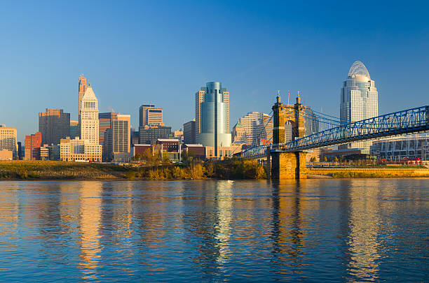 cincinnati skyline, ponte e fiume nel mattino - cincinnati foto e immagini stock