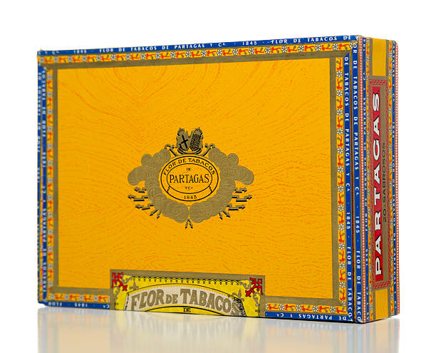 partagas jaune boîte à cigares - partagás cigars photos et images de collection