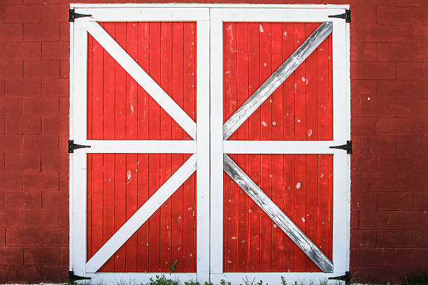 puerta de granero roja y blanca - barn door fotografías e imágenes de stock