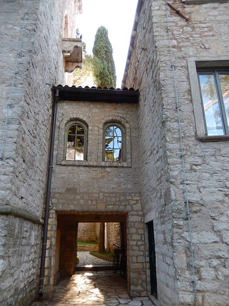 janelas do edifício de pedra, brijuni, croácia - brioni - fotografias e filmes do acervo