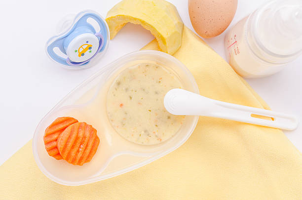 fresco, varios tipos de alimentos para bebés en cuencos de plástico. - baby carrot fotografías e imágenes de stock