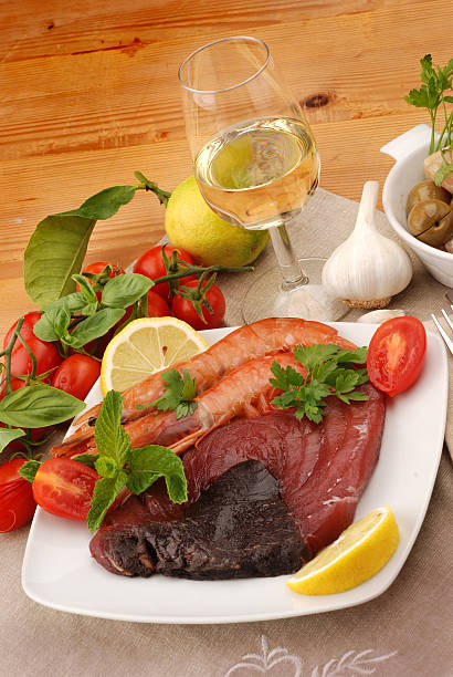 нарежьте тунца двумя креветками - tuna steak tuna steak olive oil стоковые фото и изображения
