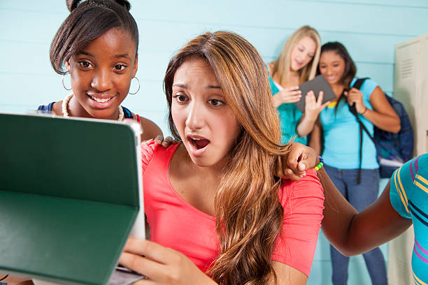 adolescentes tablette numérique, cyber bully classmate. accès internet, les réseaux sociaux. - african descent confidence african culture education photos et images de collection