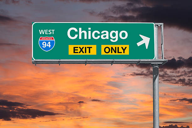 señal de la autopista solo de salida de chicago con sunrise sky - highway 94 fotografías e imágenes de stock