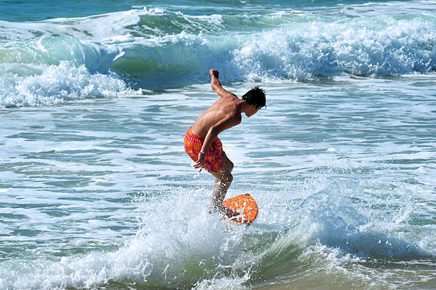 sport-skimboarding море - skimboard стоковые фото и изображения