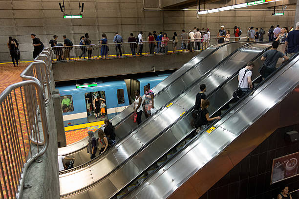 отправление поезда метро на многоуровневой платформе - comming стоковые фото и изображения