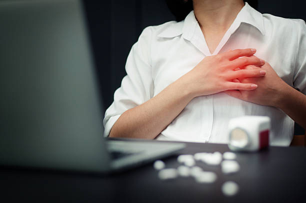 ataque cardíaco. - human hand help pain heart attack fotografías e imágenes de stock