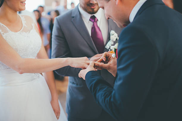 Wedding couple on their ceremony changing their wedding rings Wedding couple on their ceremony changing their wedding rings real wife stories stock pictures, royalty-free photos & images