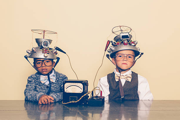 dois homens vestidos como nerds com mente leitura helmets - connection child futuristic humor - fotografias e filmes do acervo