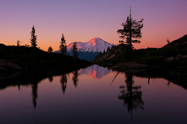 riflessione al tramonto sul monte shasta. - volcano lake mountain mountain range foto e immagini stock