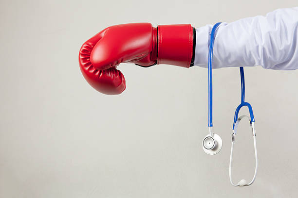 médico con guantes de boxeo en fondo blanco - boxing combative sport defending protection fotografías e imágenes de stock