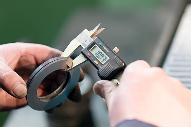 medindo com pinça vernier digital - accuracy instrument of measurement measuring quality control - fotografias e filmes do acervo