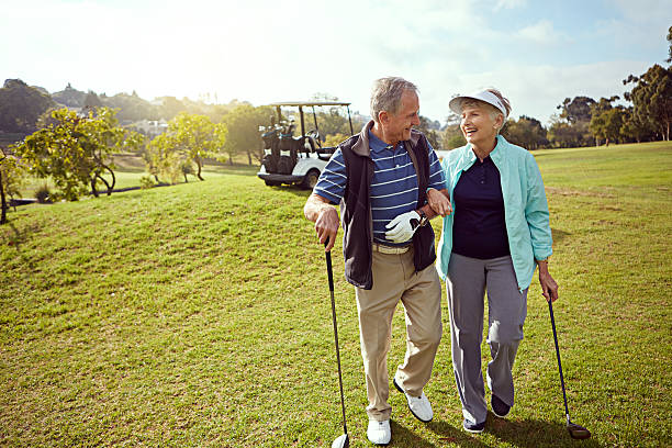 verschweißung auf den golfplatz - retirement golfer happiness relaxation stock-fotos und bilder