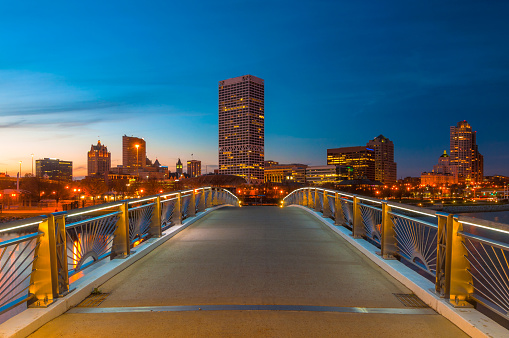 Milwaukee Horizonte al anochecer, de un puente peatonal photo