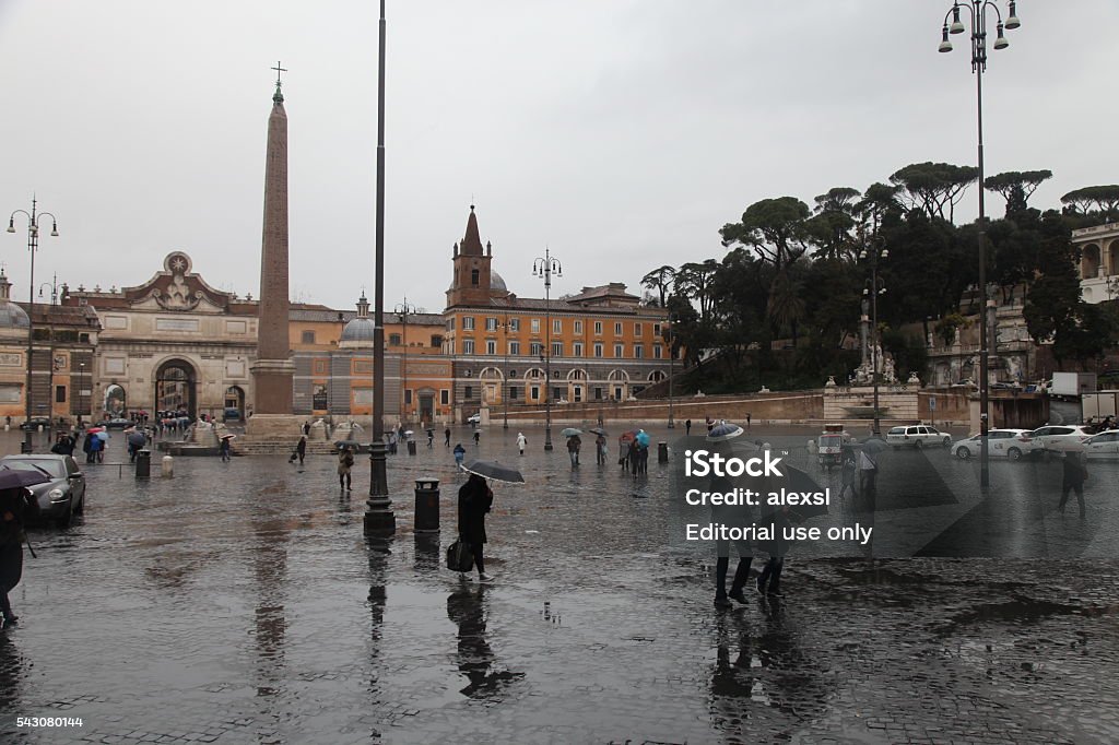 Pendolari a piedi sono a Roma centro della città vecchia di pioggia giorno, - Foto stock royalty-free di Pioggia