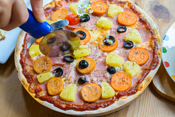 pizza hawaiana - human hand baked food pineapple foto e immagini stock