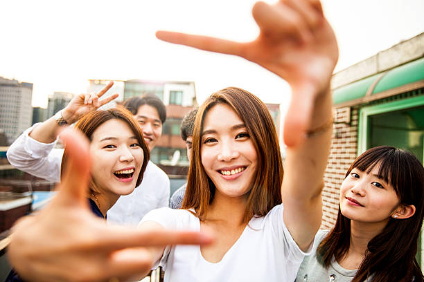 personas divirtiéndose, tomando una autofoto todos juntos en fiesta - coreano oriental fotografías e imágenes de stock
