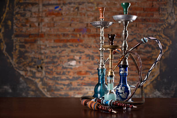 grupo de cachimbas orientales sobre la mesa - narguile fotografías e imágenes de stock