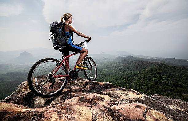 bela jovem com bicicleta - summer people tourist slim imagens e fotografias de stock