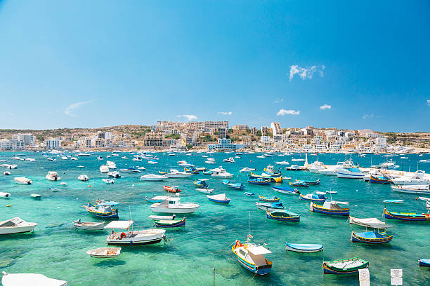 barcos en la bahía de bugibba, malta - islas de malta fotografías e imágenes de stock