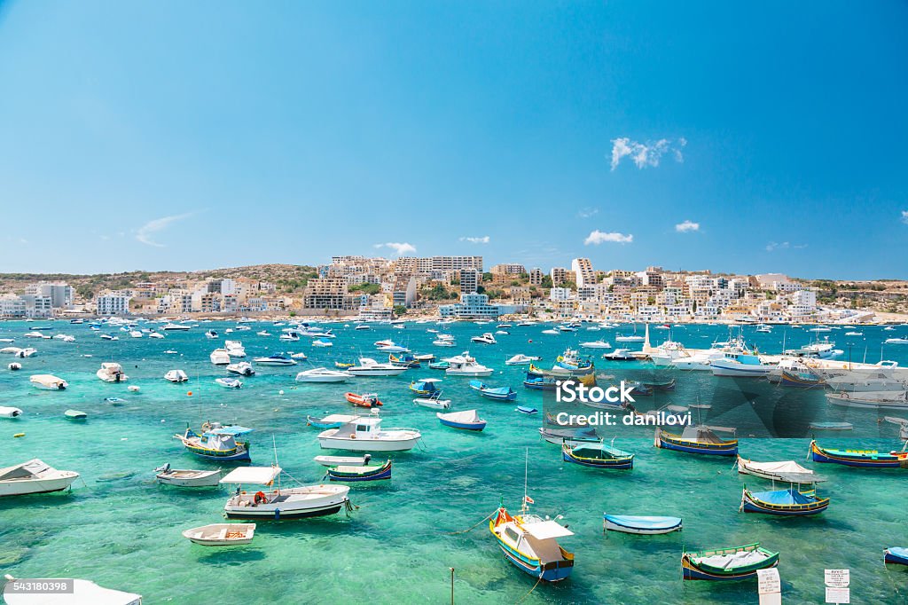 Imbarcazioni nella baia di Bugibba, Malta - Foto stock royalty-free di Malta