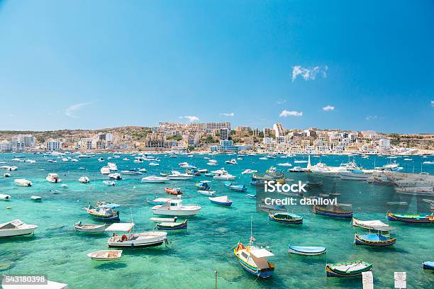 Imbarcazioni Nella Baia Di Bugibba Malta - Fotografie stock e altre immagini di Malta - Malta, Spiaggia, Mezzo di trasporto marittimo