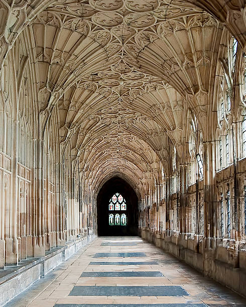 gloucester, reino unido - 17 de agosto de 2011: claustro da catedral de gloucester - fan vaulting - fotografias e filmes do acervo