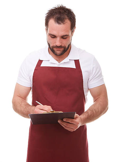 giovane con grembiule rosso - clipboard men sales occupation casual foto e immagini stock