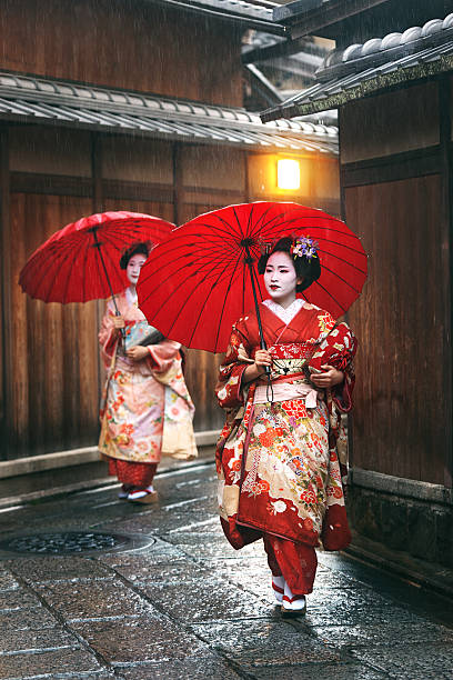 maiko ragazze - geisha japanese culture women japanese ethnicity foto e immagini stock