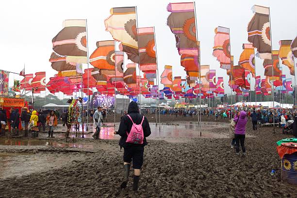 festival de glastonbury lacs de boue - glastonbury festival photos et images de collection