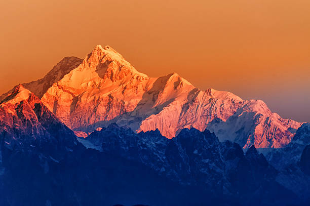 sonnenaufgang auf mount kanchenjugha, im morgengrauen, sikkim - winter sunrise mountain snow stock-fotos und bilder