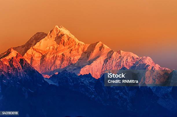 Photo libre de droit de Lever Du Soleil Sur Le Mont Kanchenjugha À Laube Sikkim banque d'images et plus d'images libres de droit de Montagne