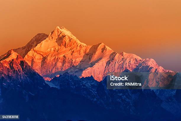Alba Sul Monte Kanchenjugha Allalba Sikkim - Fotografie stock e altre immagini di Montagna - Montagna, Arancione, Himalaya