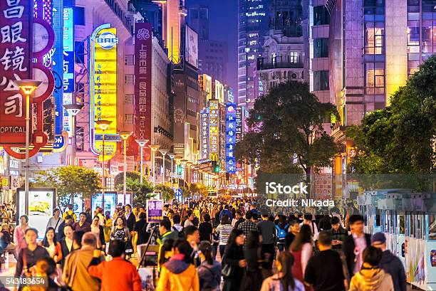 Shoppping Calle Nanjing En Llevar A La Fuerza China Por La Noche Foto de stock y más banco de imágenes de Shanghái