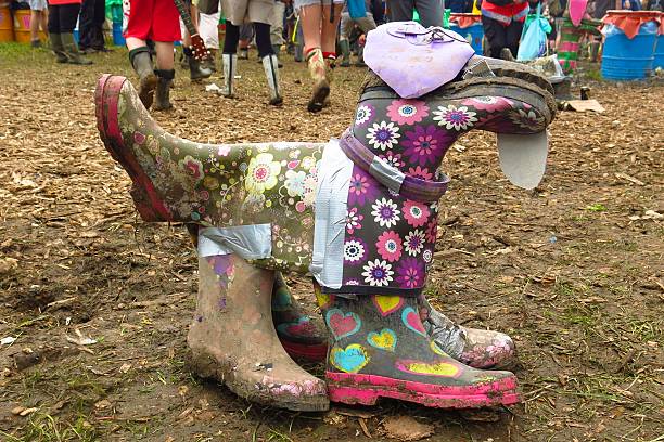 recyclage des bottes wellington et de la sculpture de chien en ruban adhésif - glastonbury festival photos et images de collection
