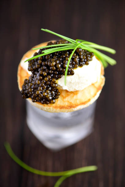 блин и реальной черная икра и водка. appetizre - appetizer caviar gourmet blini стоковые фото и изображения