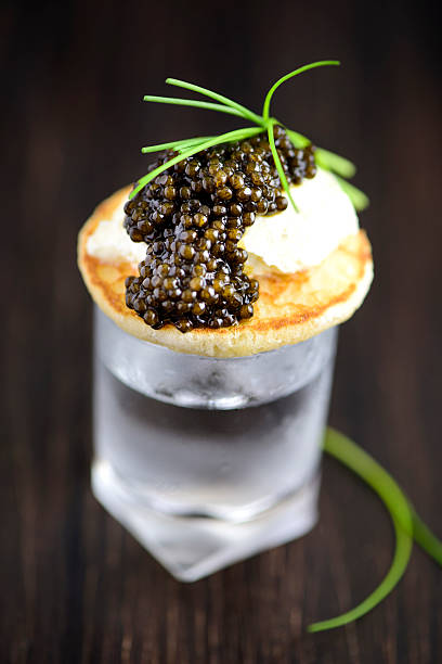 блин и реальной черная икра и водка. appetizre - appetizer caviar gourmet blini стоковые фото и изображения
