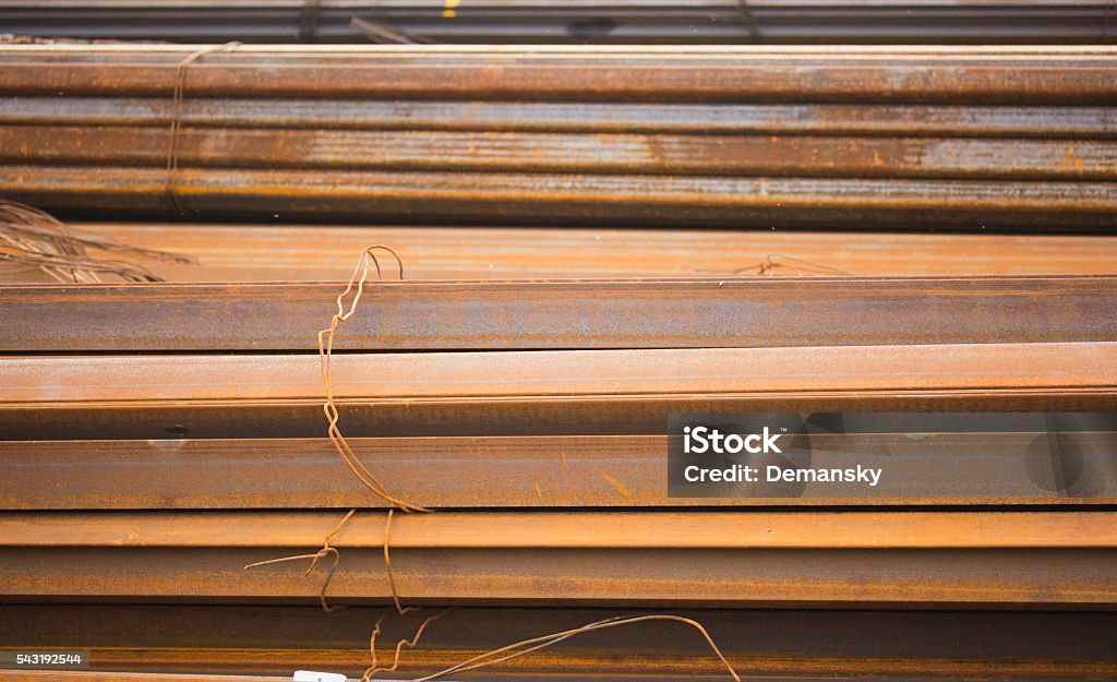 금속 파이프 쌓다 On 창고 강철에 대한 스톡 사진 및 기타 이미지 - 강철, 개체 그룹, 거친 - iStock