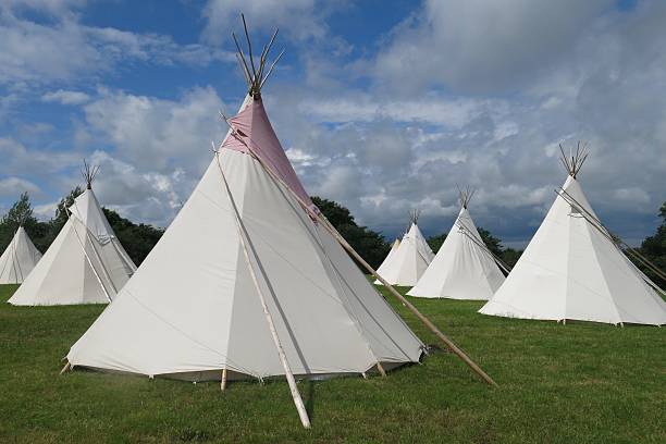 glamping camping tipis tepees dans un champ par une journée ensoleillée - glastonbury festival photos et images de collection