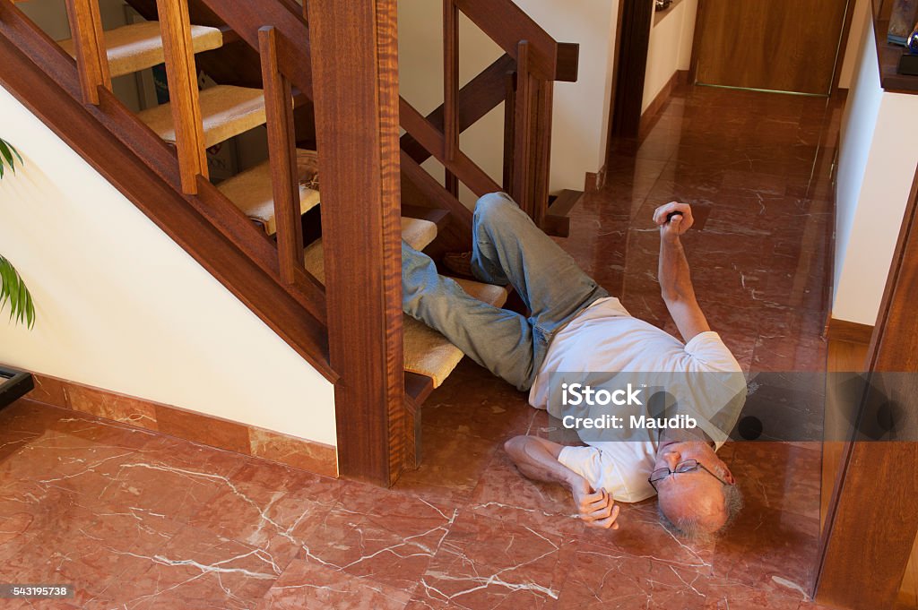 Hombre mayor cayó por las escaleras - Foto de stock de Escaleras libre de derechos