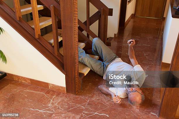 Hombre Mayor Cayó Por Las Escaleras Foto de stock y más banco de imágenes de Escaleras - Escaleras, Caer, Tercera edad