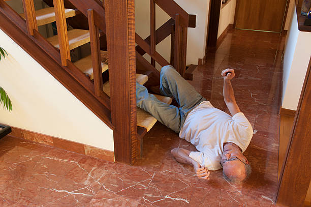 un homme âgé est tombé dans les escaliers - falling people tripping senior adult photos et images de collection