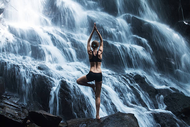 a ioga - waterfall health spa man made landscape - fotografias e filmes do acervo