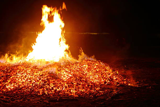 duży stos popiołu i zaczerwienienia żar pali bonfire w lecie - arson black bright burning zdjęcia i obrazy z banku zdjęć