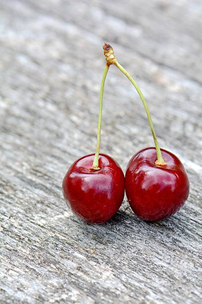 dojrzałe wiśnie i czereśnie  - healthy eating nature studio shot vertical zdjęcia i obrazy z banku zdjęć