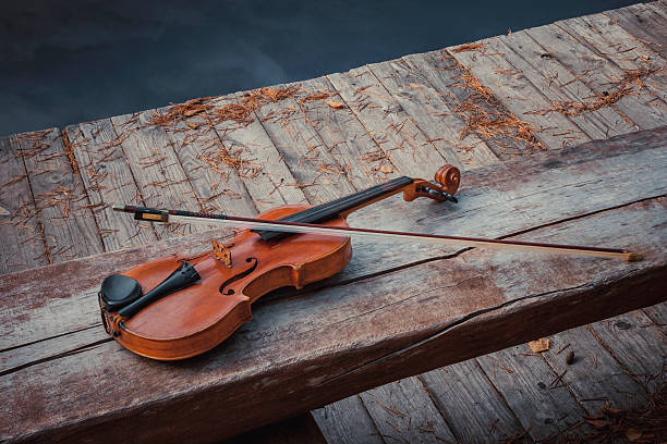 violino velho com o arco - solomon ex lambert - fotografias e filmes do acervo