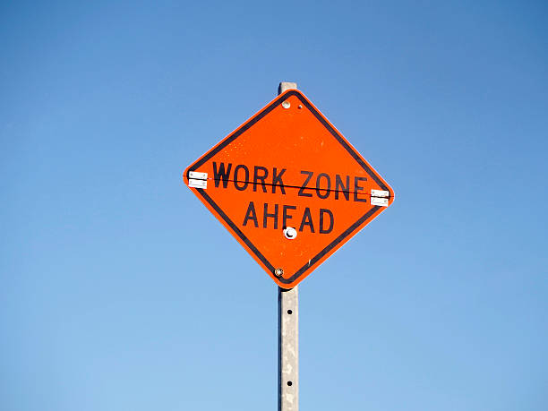 assine a zona de trabalho à frente - road sign fotos - fotografias e filmes do acervo